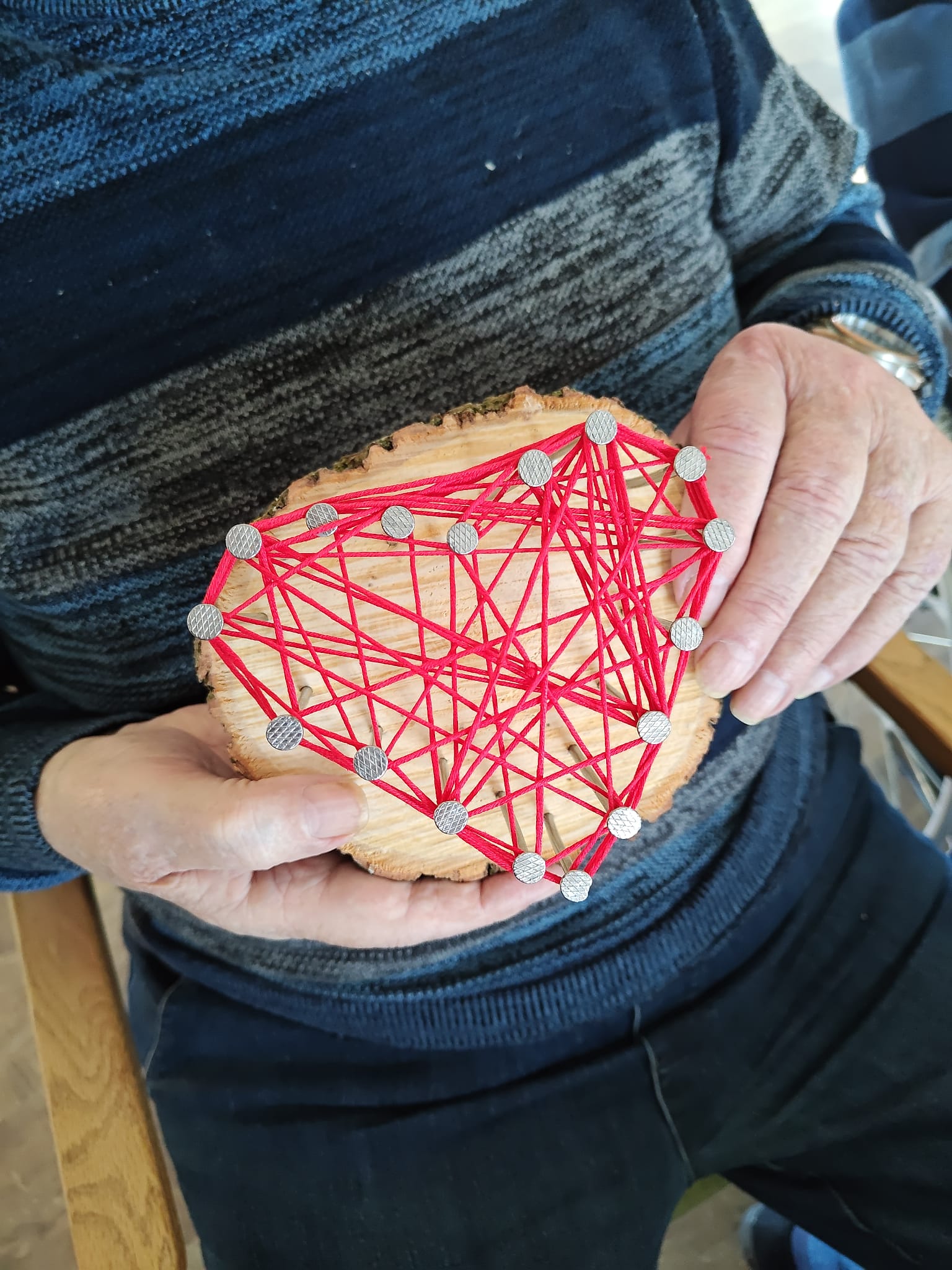 Fadengrafik Herz - Kreative Handarbeit in der Tagespflege