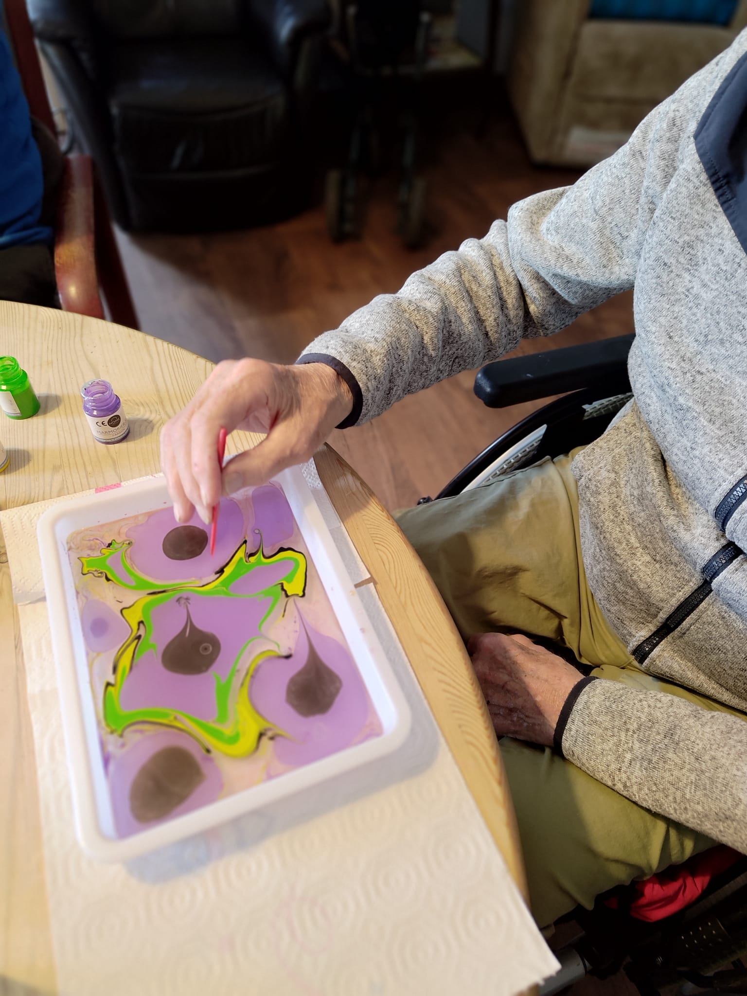 Seniorin bei kreativer Aktivität - Marmorieren