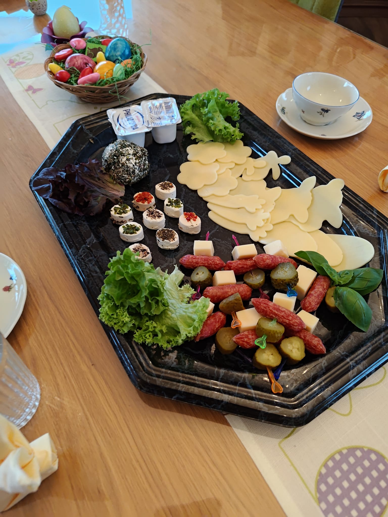 Osterbuffet mit Käseplatte