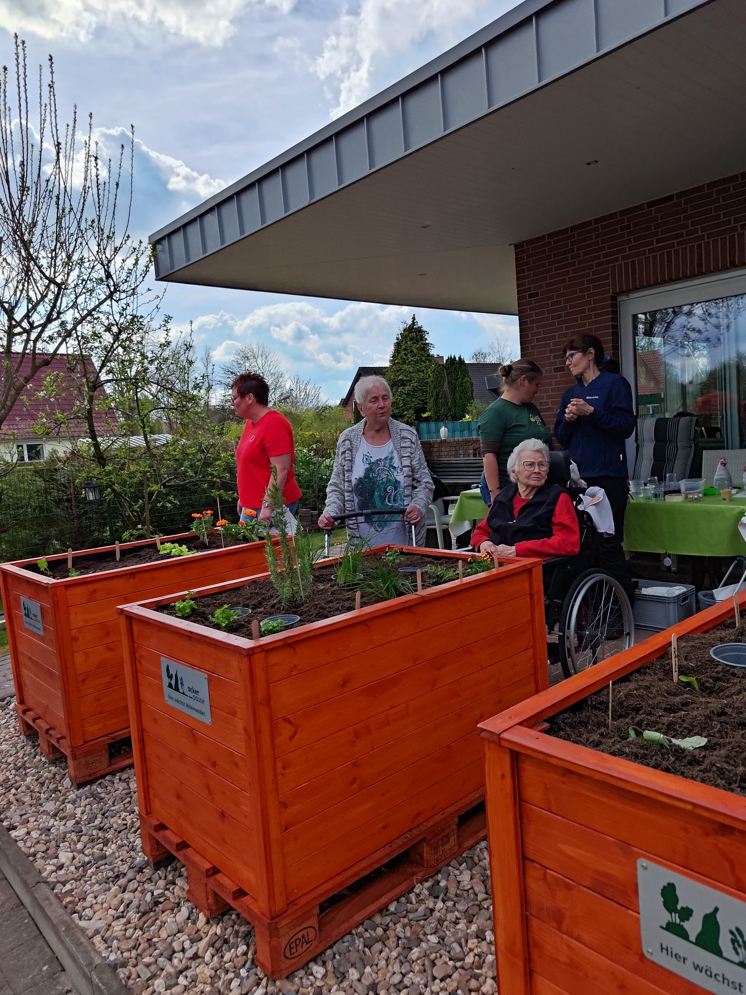 Gartenarbeit an den Hochbeeten