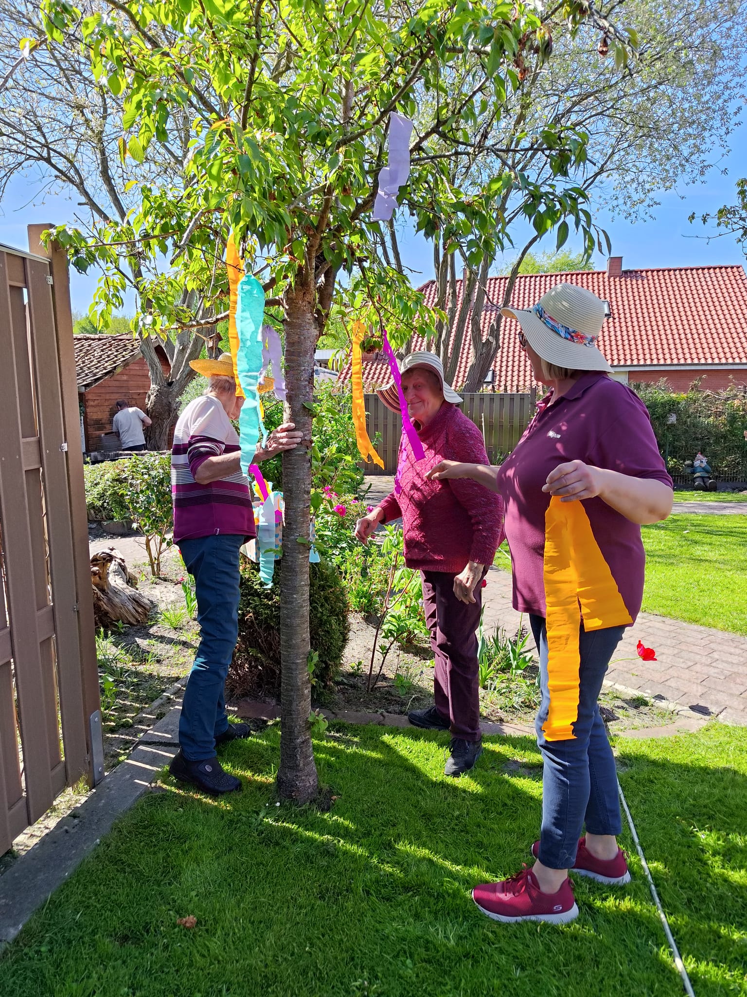 Fröhliches Maifest im Garten