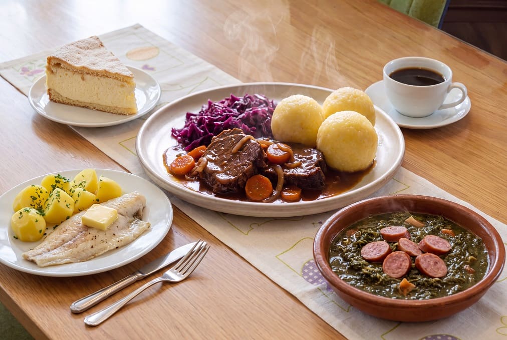 Täglich frisch gekocht im Fehntjer Huus: Rinderschmorbraten mit Rotkohl und Klößen, Scholle mit Salzkartoffeln, ostfriesischer Grünkohl, hausgemachter Käsekuchen und Kaffee
